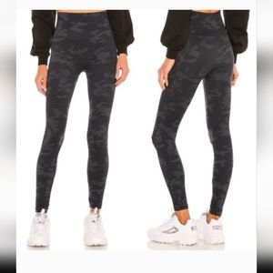 Spanx Look At Me Now Black Camo Leggings Size small